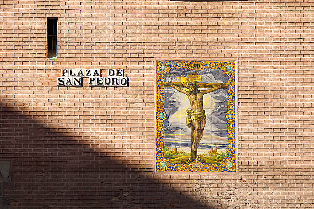 eingangsportal ceramico.  bild von jesus christus auf die wand - malaga seville cadiz andalusia stock-fotos und bilder