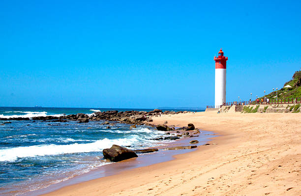 coastal seascape com farol vermelho e branco - rock africa architecture blue - fotografias e filmes do acervo