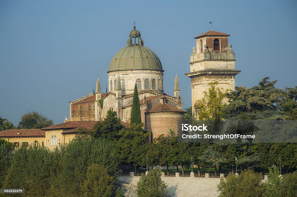 Église Saint-George sur le Fleuve Adige Bank de Vérone - Photo de Arbre libre de droits