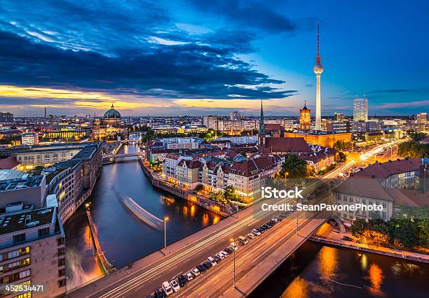 Ciudad De Berlín Foto de stock y más banco de imágenes de Berlín - Berlín, Noche, Panorama urbano