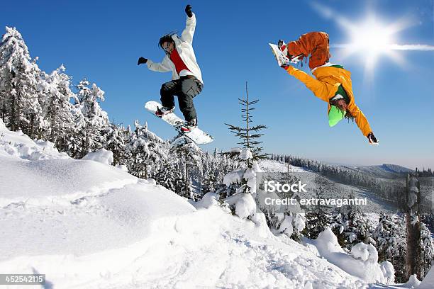 Skoki Przeciw Błękitne Niebo Snowboardzistka - zdjęcia stockowe i więcej obrazów Dziecko - Dziecko, Narciarstwo, Stan Kolorado