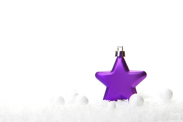 weihnachten, weihnachtskugel als stern lila - snow fake snow isolated christmas ornament - fotografias e filmes do acervo