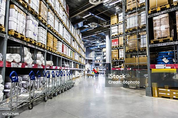 Muebles De Gran Almacén Foto de stock y más banco de imágenes de Almacén - Almacén, Supermercado, Grande