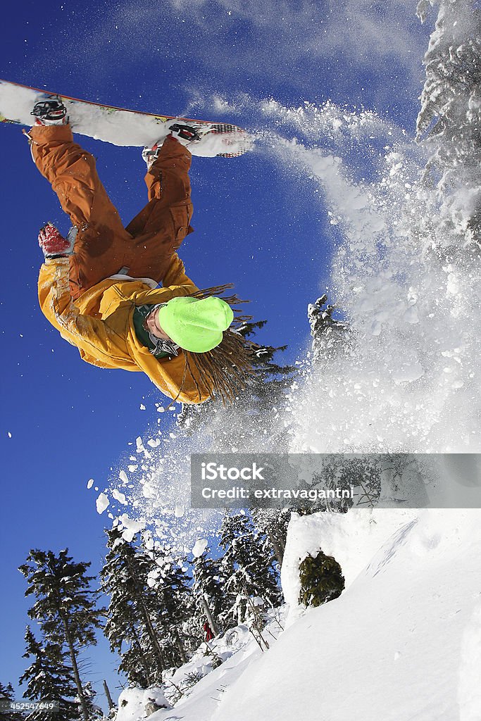 Snowboarder pulando em céu azul - Foto de stock de Adolescente royalty-free
