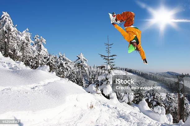 Skoki Przeciw Błękitne Niebo Snowboardzistka - zdjęcia stockowe i więcej obrazów Snowboard - Snowboard, Stan Kolorado, Alpy