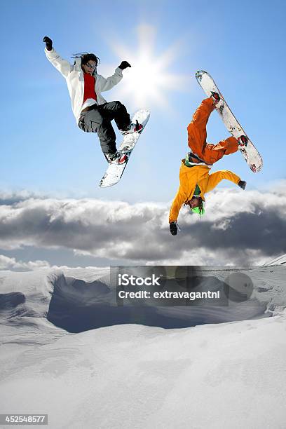 Snowboarders Saltar Contra O Céu Azul - Fotografias de stock e mais imagens de Montar - Montar, Prancha de Neve, Adolescente