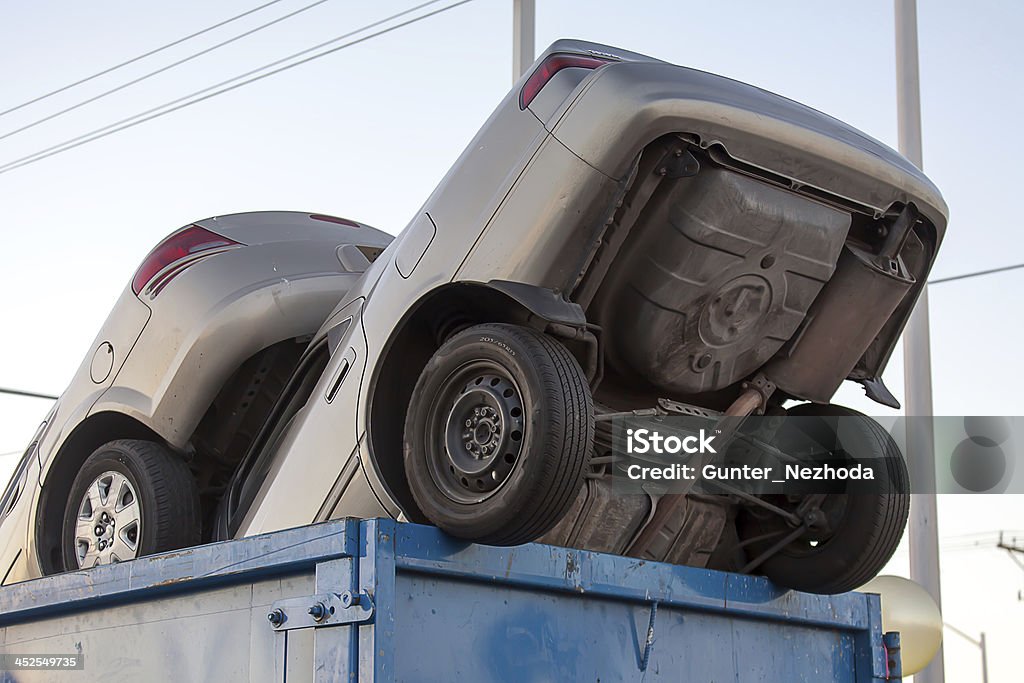 Carpeta de automóviles en efectivo para clunkers dumpster - Foto de stock de Basura industrial libre de derechos