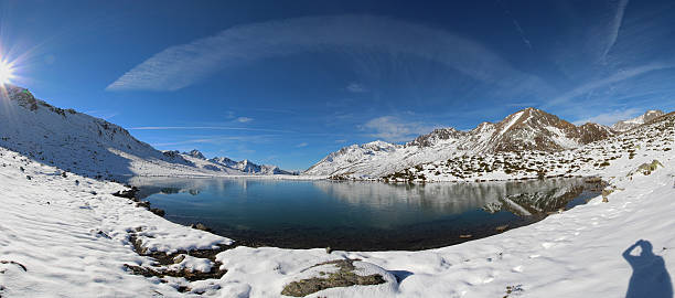 primeiro neve no outono, panorama hirschebensee, tirol, áustria - european alps tirol rhododendron nature - fotografias e filmes do acervo