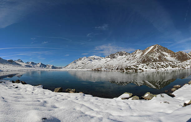 primera nieve en otoño, panorama hirschebensee, tyrol, austria - european alps tirol rhododendron nature fotografías e imágenes de stock