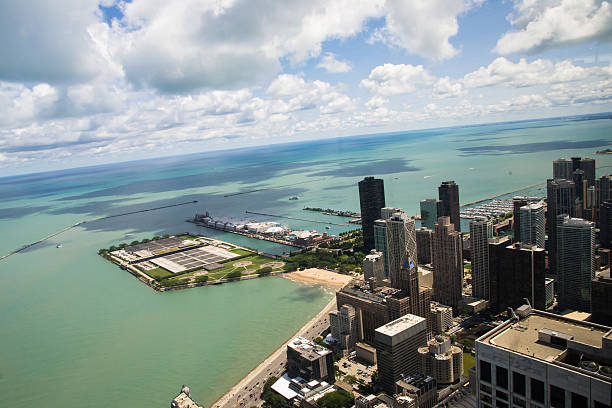 lago michigan panorama de torre de chicago - chicago skyline antenna panoramic fotografías e imágenes de stock