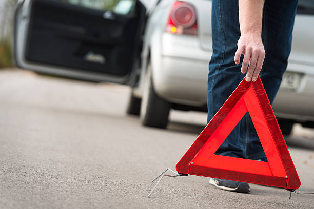 triângulo de advertência vermelho. - roadside emergency imagens e fotografias de stock