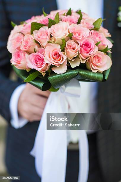 Lo Sposo Tiene Un Bouquet - Fotografie stock e altre immagini di Abbigliamento - Abbigliamento, Abbigliamento formale, Adulto