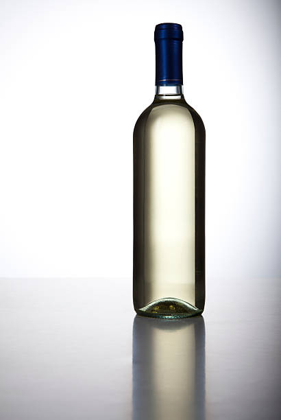 Butelka białego wina. – zdjęcie
