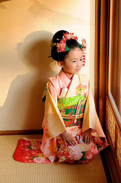 Giapponese Bambina Indossa Kimono - Fotografie stock e altre immagini di  Bambine femmine - Bambine femmine, Kimono, Cultura giapponese - iStock