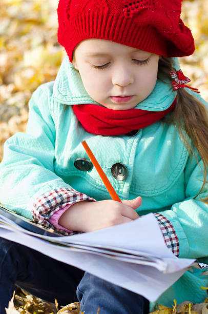 outono retrato - child autumn craft preschooler - fotografias e filmes do acervo