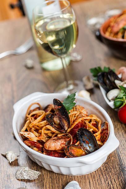 Spaghetti con cozze e salsa di pomodoro - foto stock