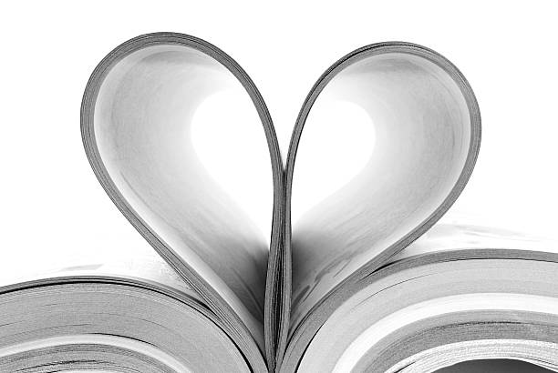 gefalteten magazin katalog herz - abstract newspaper macro heart shape stock-fotos und bilder