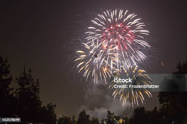 4 º De Julio De Fuegos Artificiales Celebración De Navidad Y Año Nuevo Foto de stock y más banco de imágenes de Abstracto