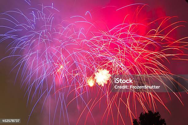 4 º De Julio De Fuegos Artificiales Celebración De Navidad Y Año Nuevo Foto de stock y más banco de imágenes de Abstracto