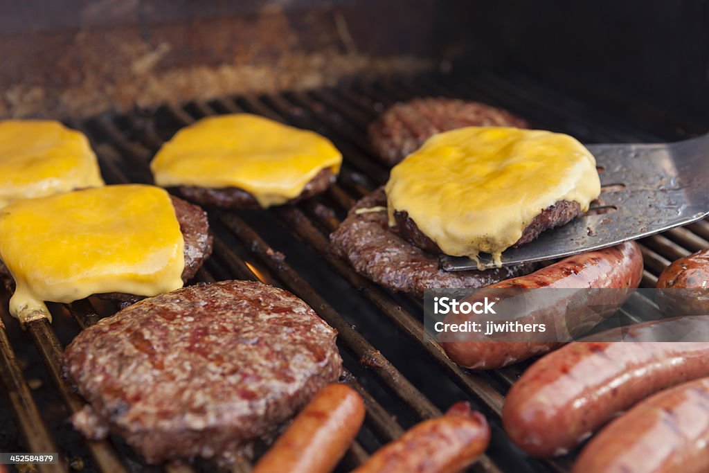 Espátula com Cheeseburger na grelha - Royalty-free Cachorro-quente Foto de stock