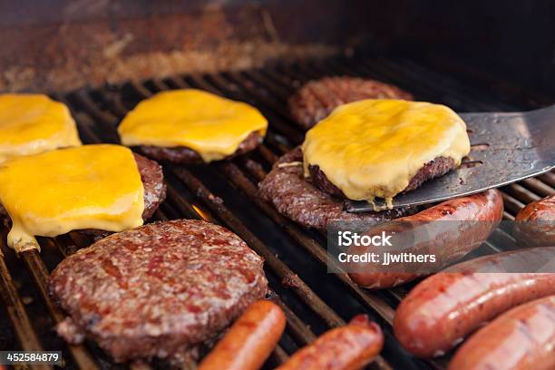 Espátula Com Cheeseburger Na Grelha - Fotografias de stock e mais imagens de Cachorro-quente - Cachorro-quente, Hambúrguer, Hambúrguer - Comida