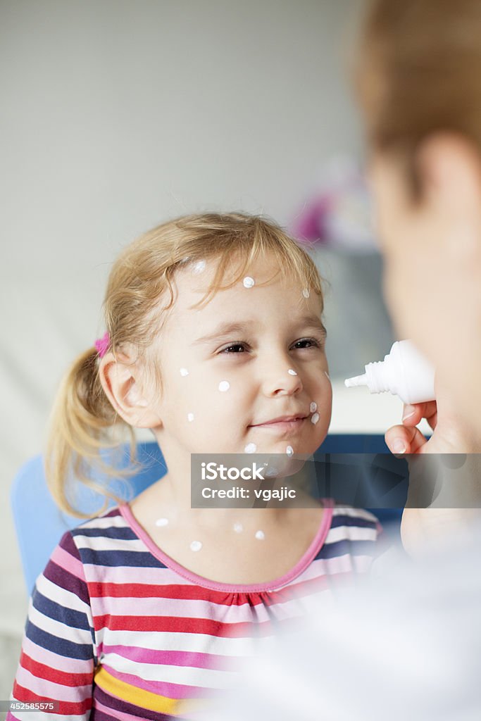 Mutter stillen Kind mit Spitzpocken. - Lizenzfrei 2-3 Jahre Stock-Foto