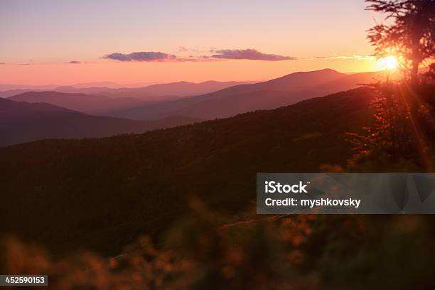 Outono Nas Montanhas - Fotografias de stock e mais imagens de Amanhecer - Amanhecer, Ambiente dramático, Anoitecer