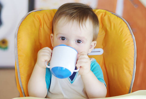 adorabile bambino bere - baby cup foto e immagini stock