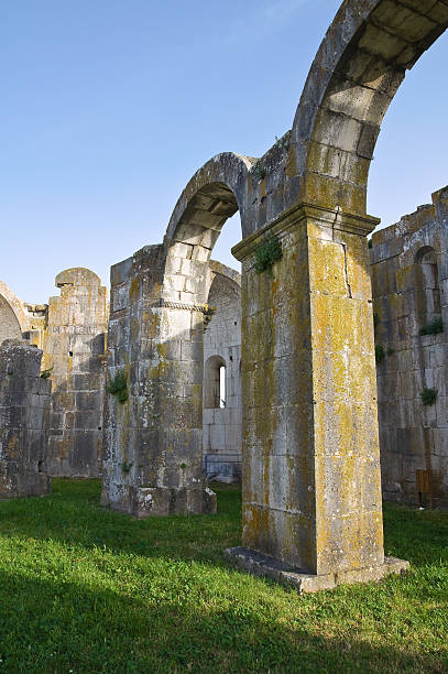 igreja de ss.  trinità.  venosa.  basilicata.  itália. - italy old ruin abbey basilica imagens e fotografias de stock