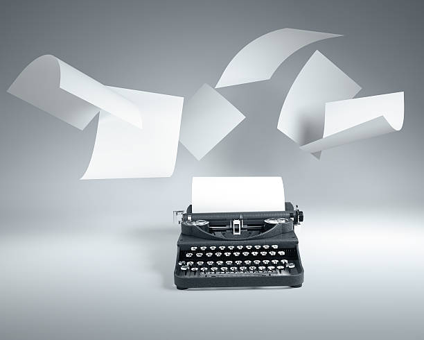 古い紙のシートタイプのライターのご利用 - typewriter writing journalist typing ストックフォトと画像
