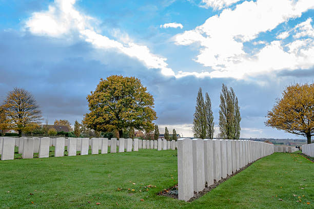 soldaten der great war cemetery flandern belgien - flanders war grave war memorial stock-fotos und bilder