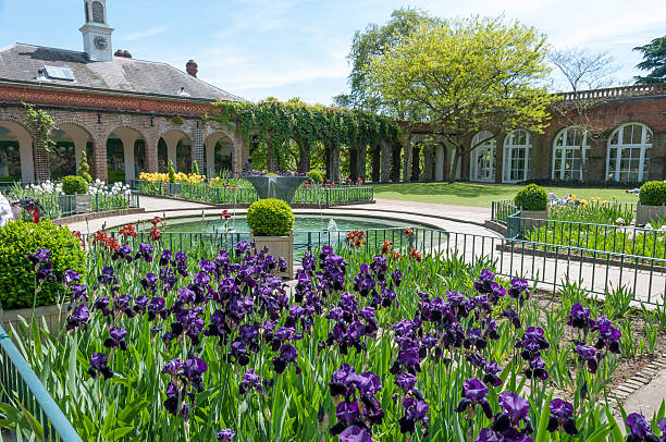 magnifique jardin clos - ornamental garden europe flower bed old fashioned photos et images de collection