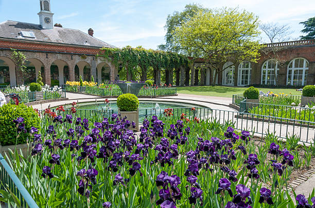 bellissimo giardino murato - fountain landscaped ornamental garden flower bed foto e immagini stock