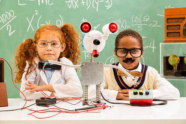 la educación: retro niños haciendo robot en science lab. - child back to school mustache african ethnicity fotografías e imágenes de stock