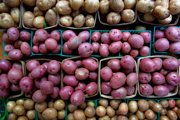 potatos в farmers market - red potato raw potato market red стоковые фото и изображения