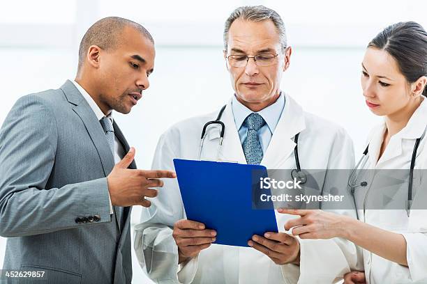 Arzt Arbeiten Mit Einem Geschäftsmann Stockfoto und mehr Bilder von Verwalter - Verwalter, Krankenhaus, Gesundheitswesen und Medizin