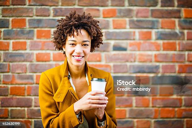 Fröhliche Frau Trinkt Kaffee Stockfoto und mehr Bilder von Afrikanischer Abstammung - Afrikanischer Abstammung, Frauen, Porträt