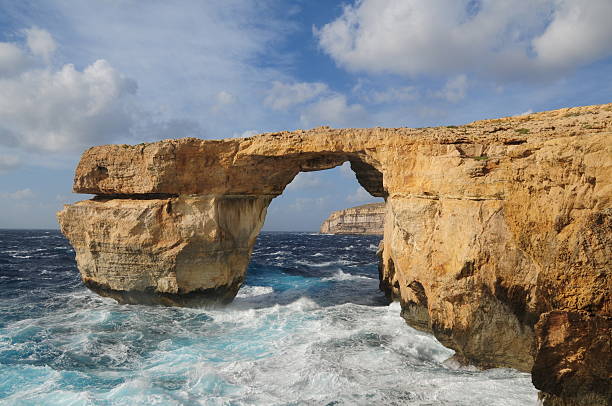 dwejra, gozo, islas de malta. - gozo malta natural arch natural phenomenon fotografías e imágenes de stock