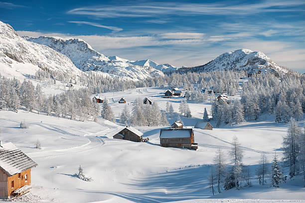 chalet de esquí alpino-cabañas junto a las pistas - austria village chalet ski resort fotografías e imágenes de stock