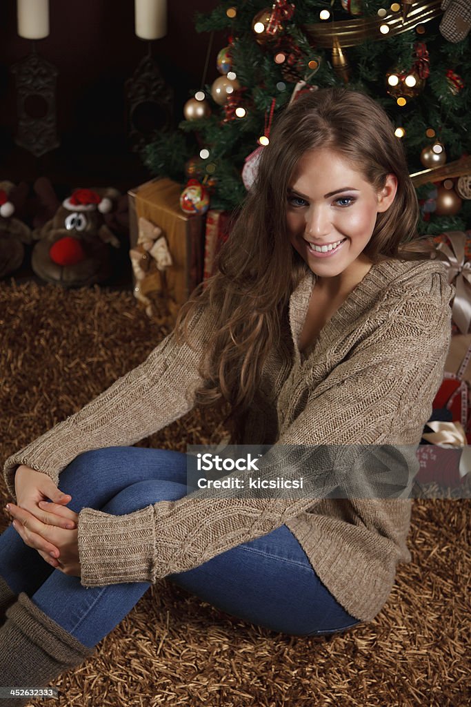 Bella donna in Natale - Foto stock royalty-free di Abbigliamento casual