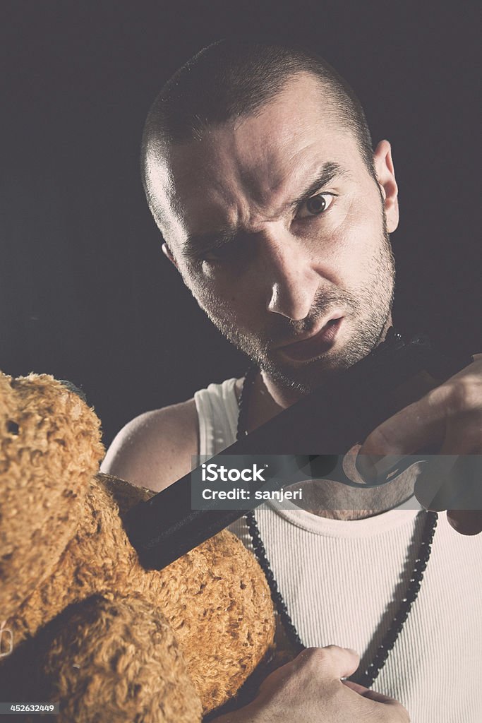 Violenza uomo threating orsacchiotto con arma da fuoco - Foto stock royalty-free di Adulto