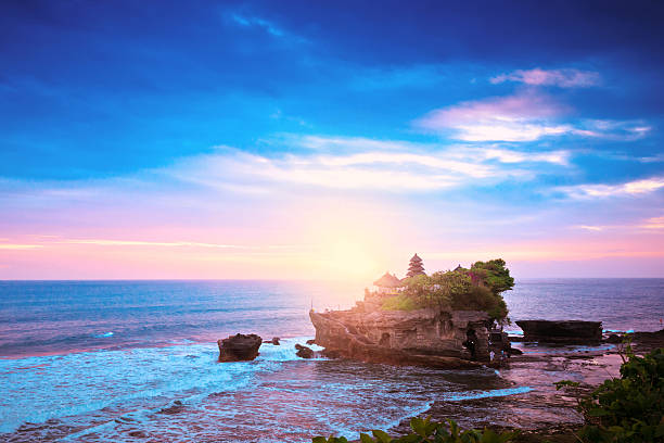 bali acqua tempio di tanah lot - travel destinations bali tanah lot temple foto e immagini stock