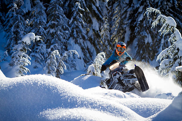 nieve. - motoesquí fotografías e imágenes de stock