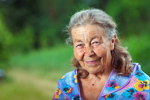 feliz mujer senior - aging process affectionate vitality awe fotografías e imágenes de stock
