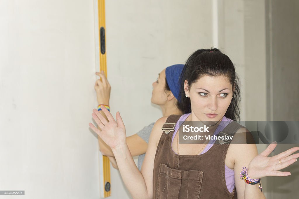 Giovane femmina carpenter - Foto stock royalty-free di Adulto