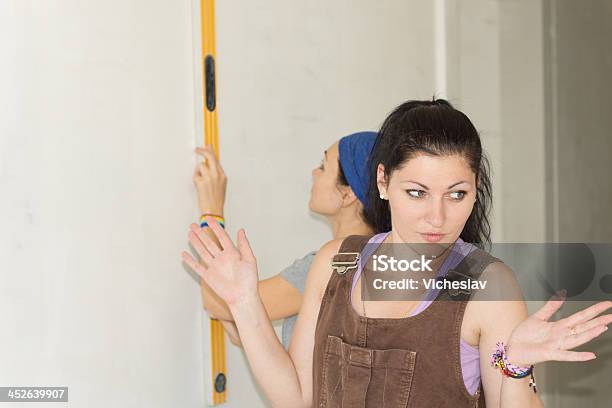 Jovem Fêmea Carpinteiro - Fotografias de stock e mais imagens de Adulto - Adulto, Artigo de Decoração, Bricolage