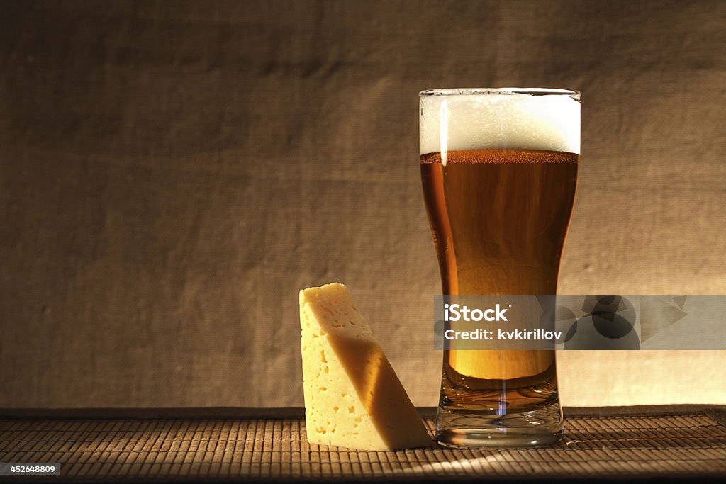 Cerveja e queijo - Foto de stock de Cerveja royalty-free