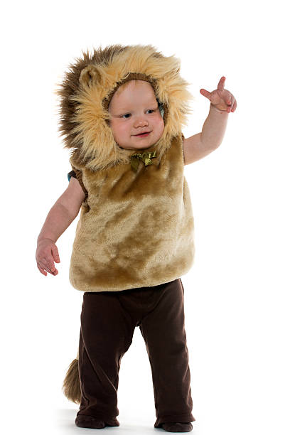 junge in lion costume - costume halloween lion baby stock-fotos und bilder