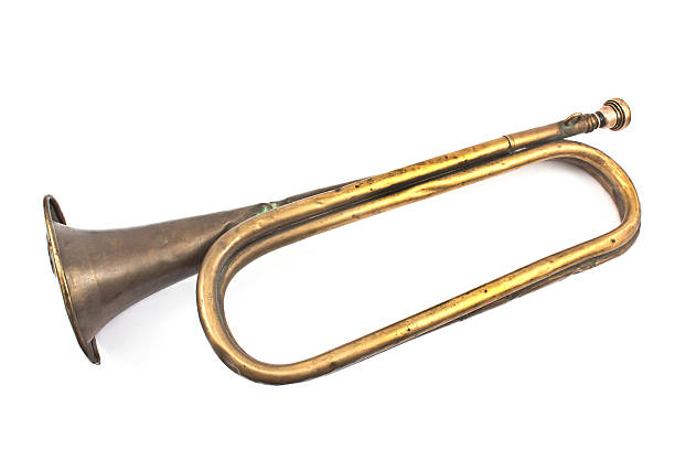 stary uszkodzony army trąbka na białym tle - bugle cavalry trumpet brass instrument zdjęcia i obrazy z banku zdjęć