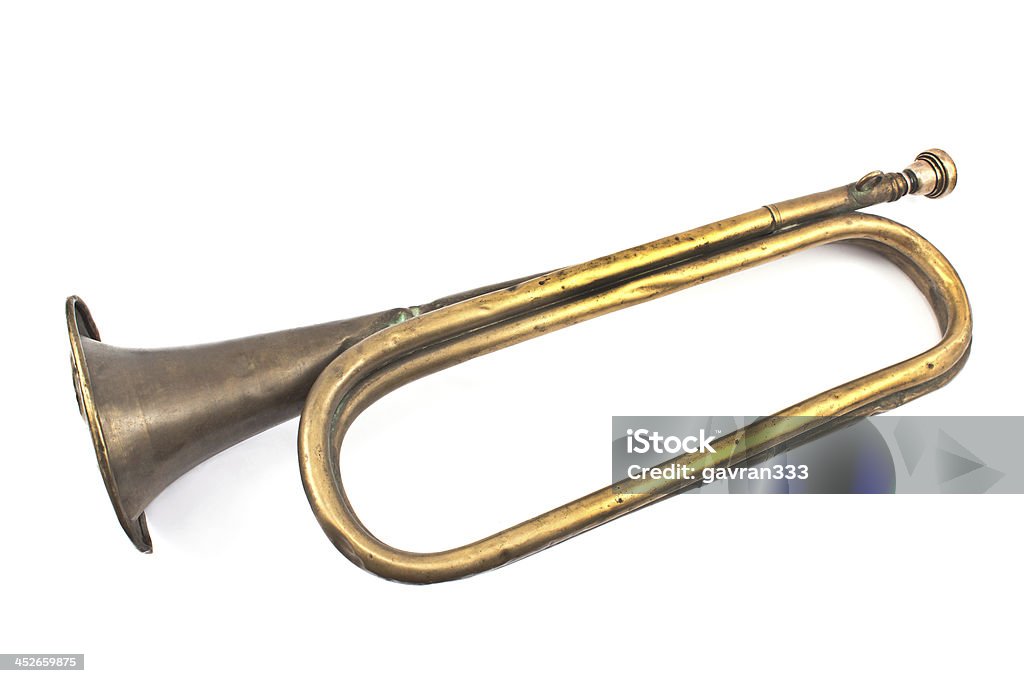 Старый Сломанный army trumpet Изолирован на белом - Стоковые фото Играть роялти-фри